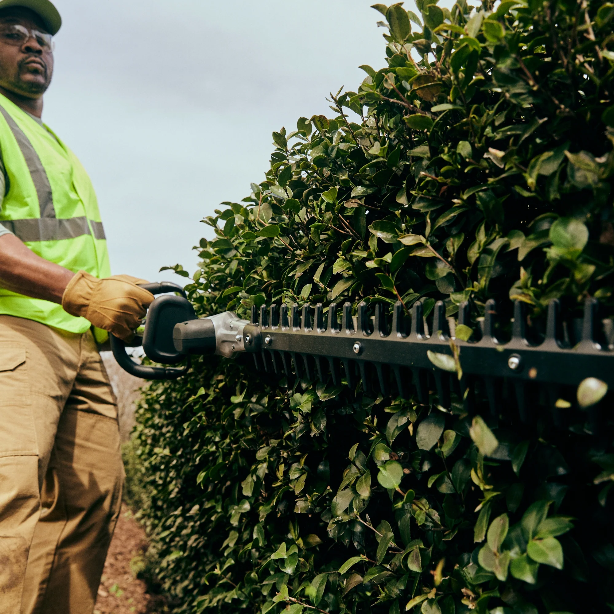 82V Short Pole Hedge Trimmer with 2.5 Ah Battery and Dual Port Charger (82PH30F-25DP) - Image 8